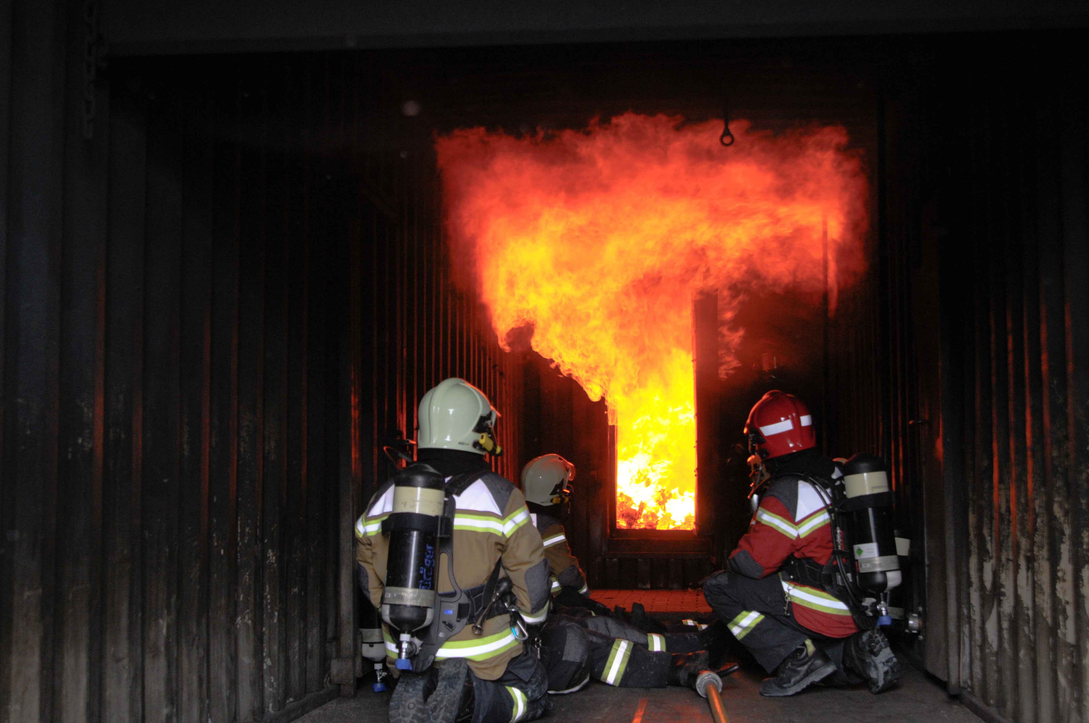 Feuerwehr löscht ein Feuer